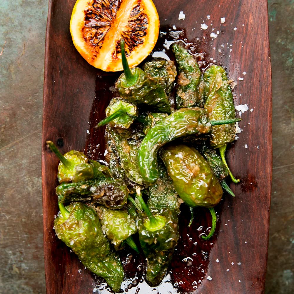 Padrones med vinägrett på grillad citron