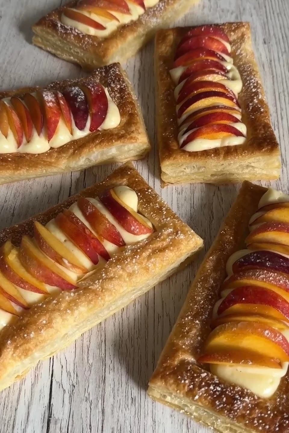 Frasiga bakelser med vaniljkräm och persika
