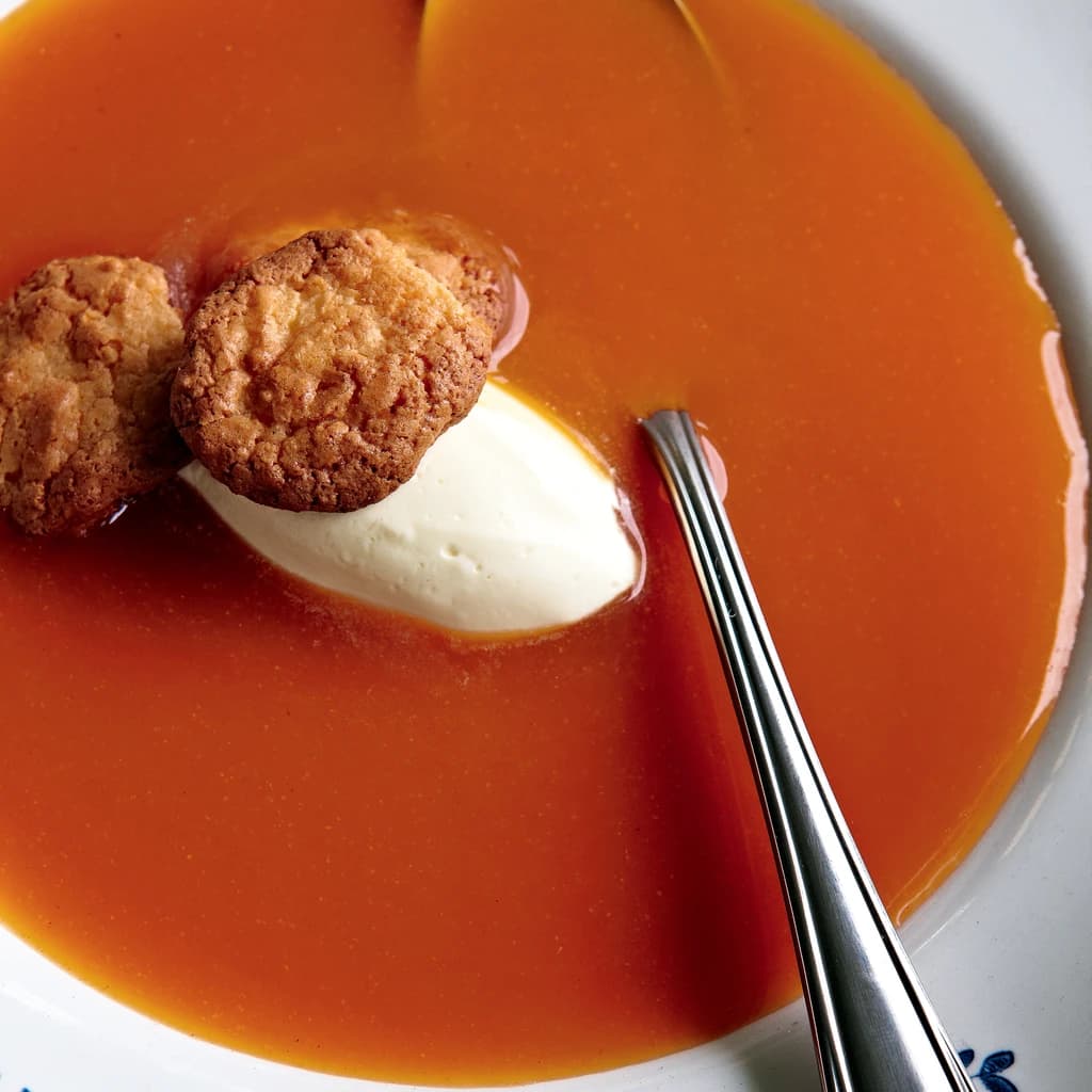 Nyponsoppa med mandelbiskvier
