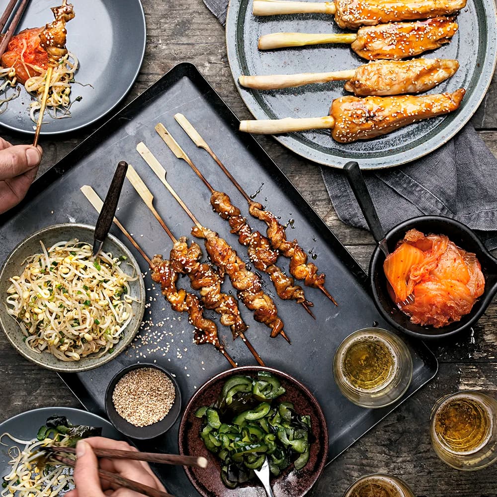 Yakitorispett med gurk- och wakamesallad, böngroddar och kimchi