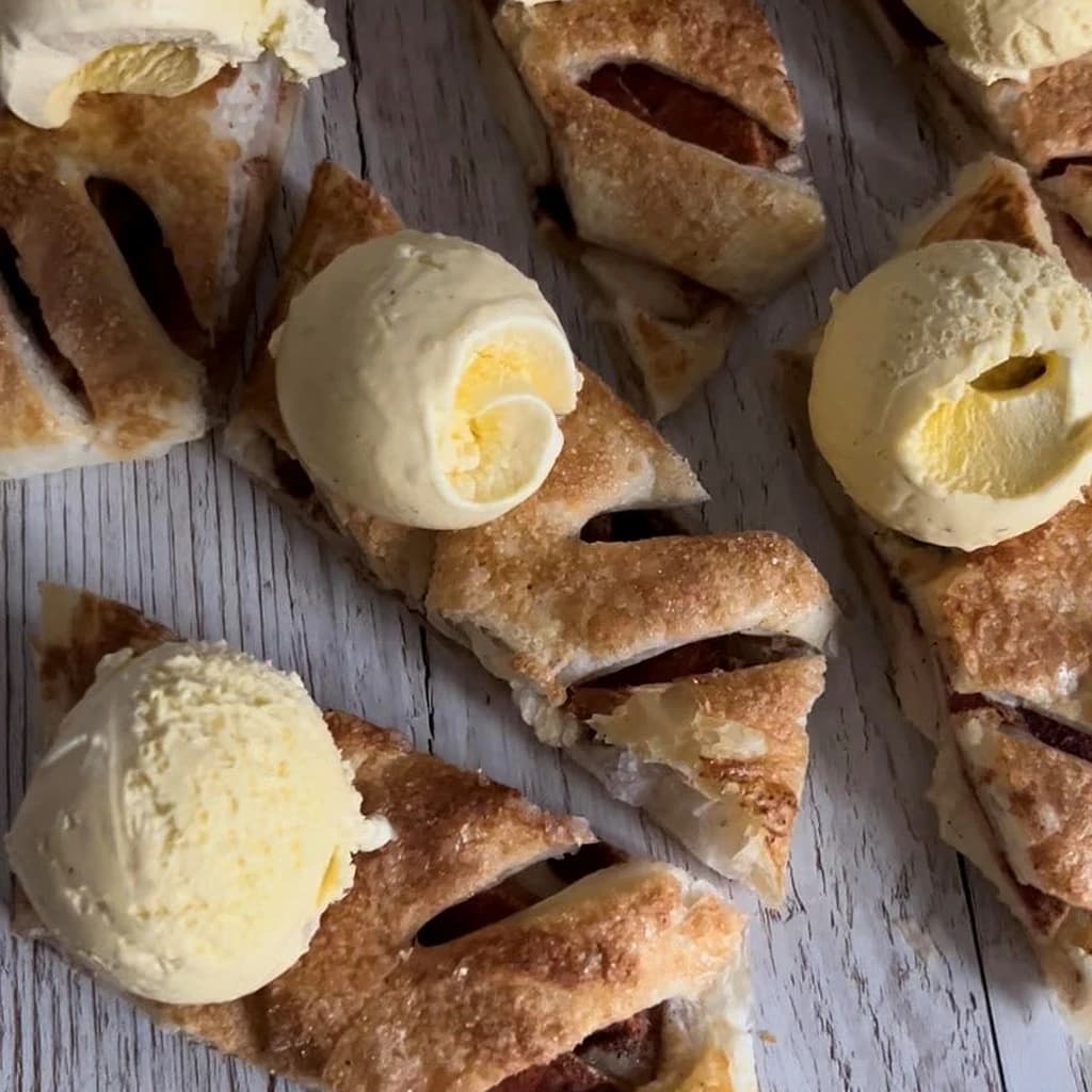 Kaneläpplen med mandelmassa i smördeg