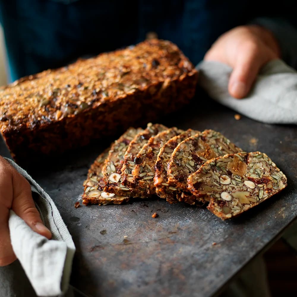 Nötbröd med frukt