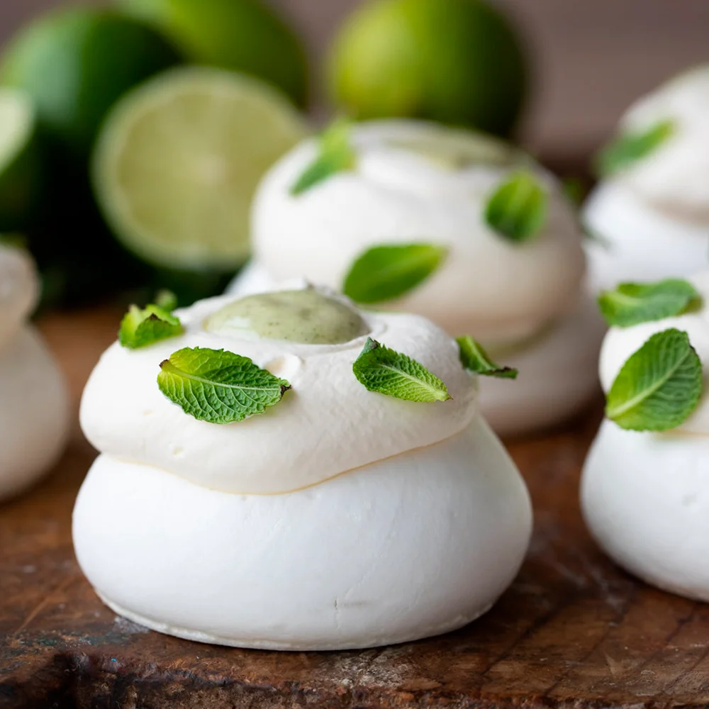 Mojitopavlova med lime- och myntacurd