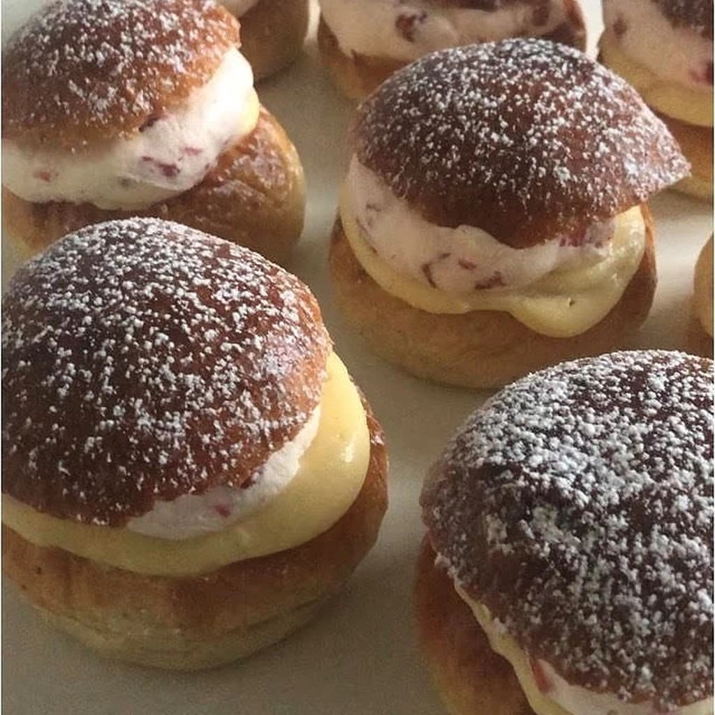 Mascarponesemlor med bär och vaniljkräm