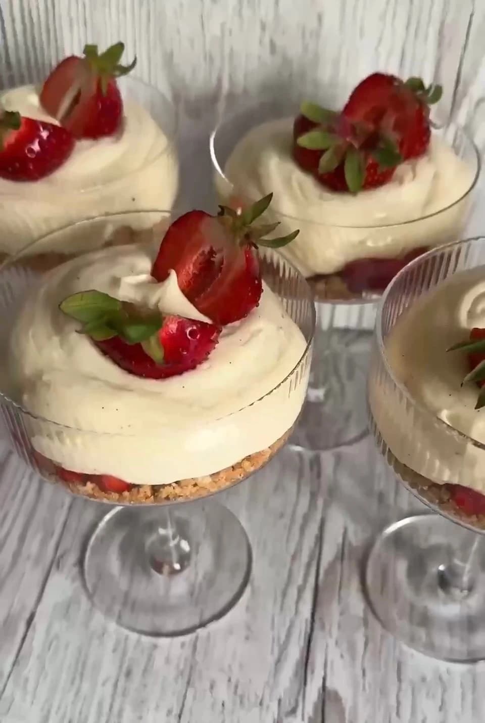 Limemarinerade jordgubbar med vanilla mascarponecream