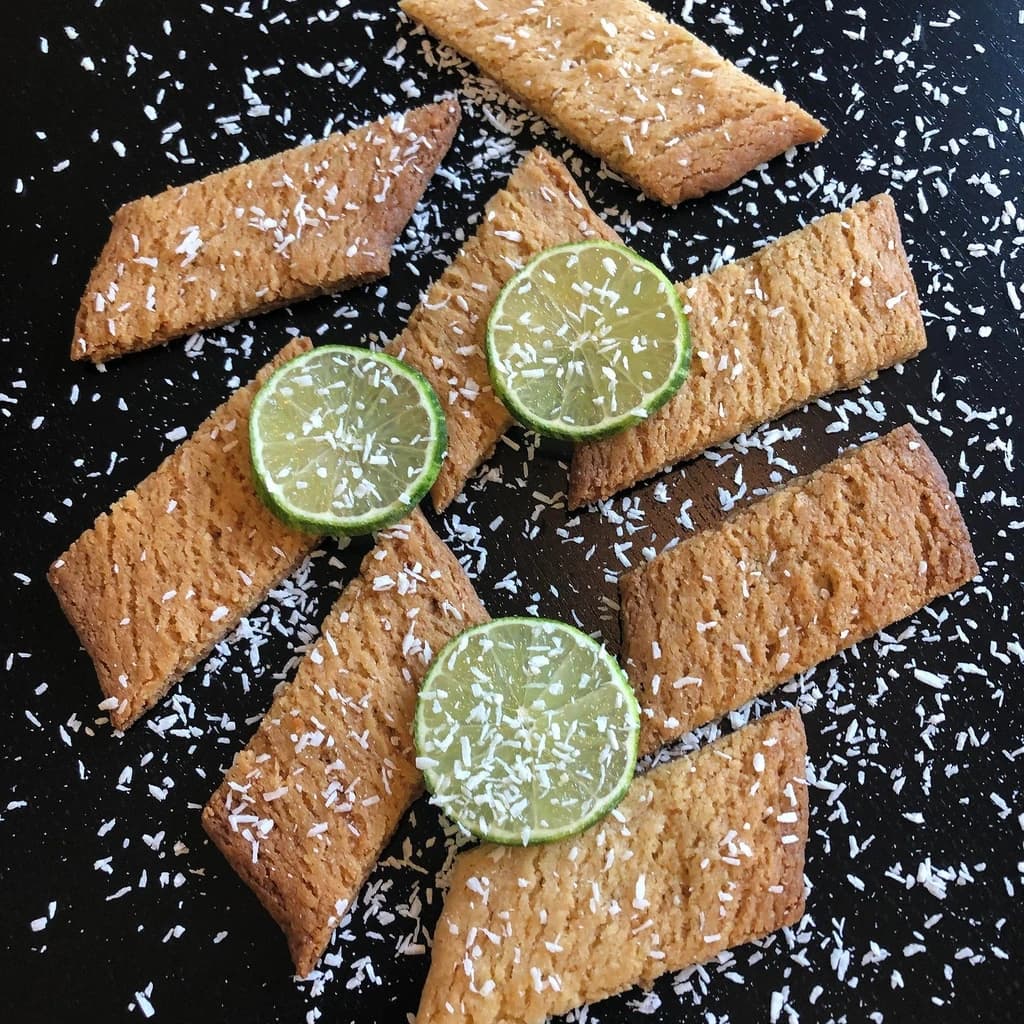 Kolasnittar med kokos och lime