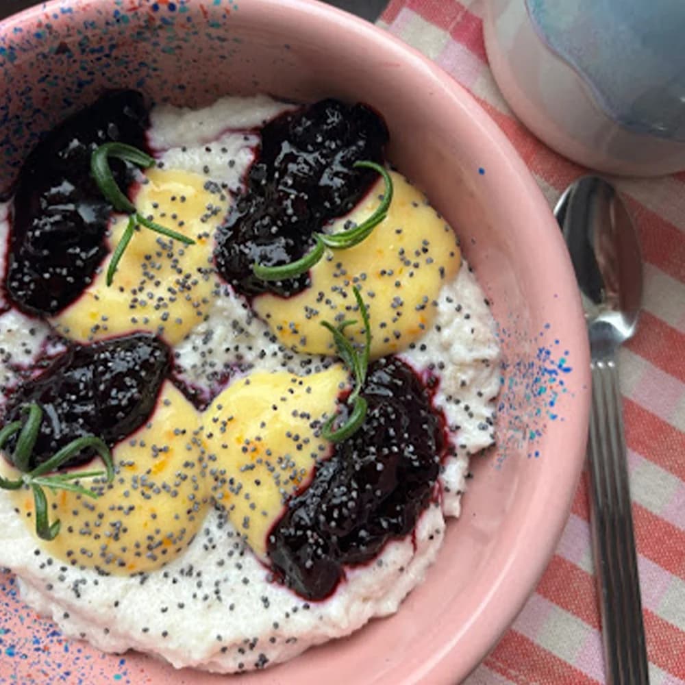 Mannafrutti på grekisk yoghurt med lemon curd och blåbärskompott