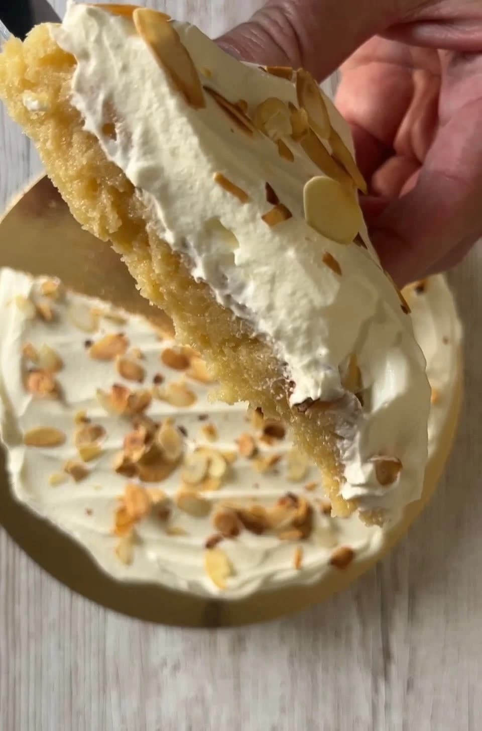 Mazarinkladdkaka med lättvispad grädde och rostad mandel