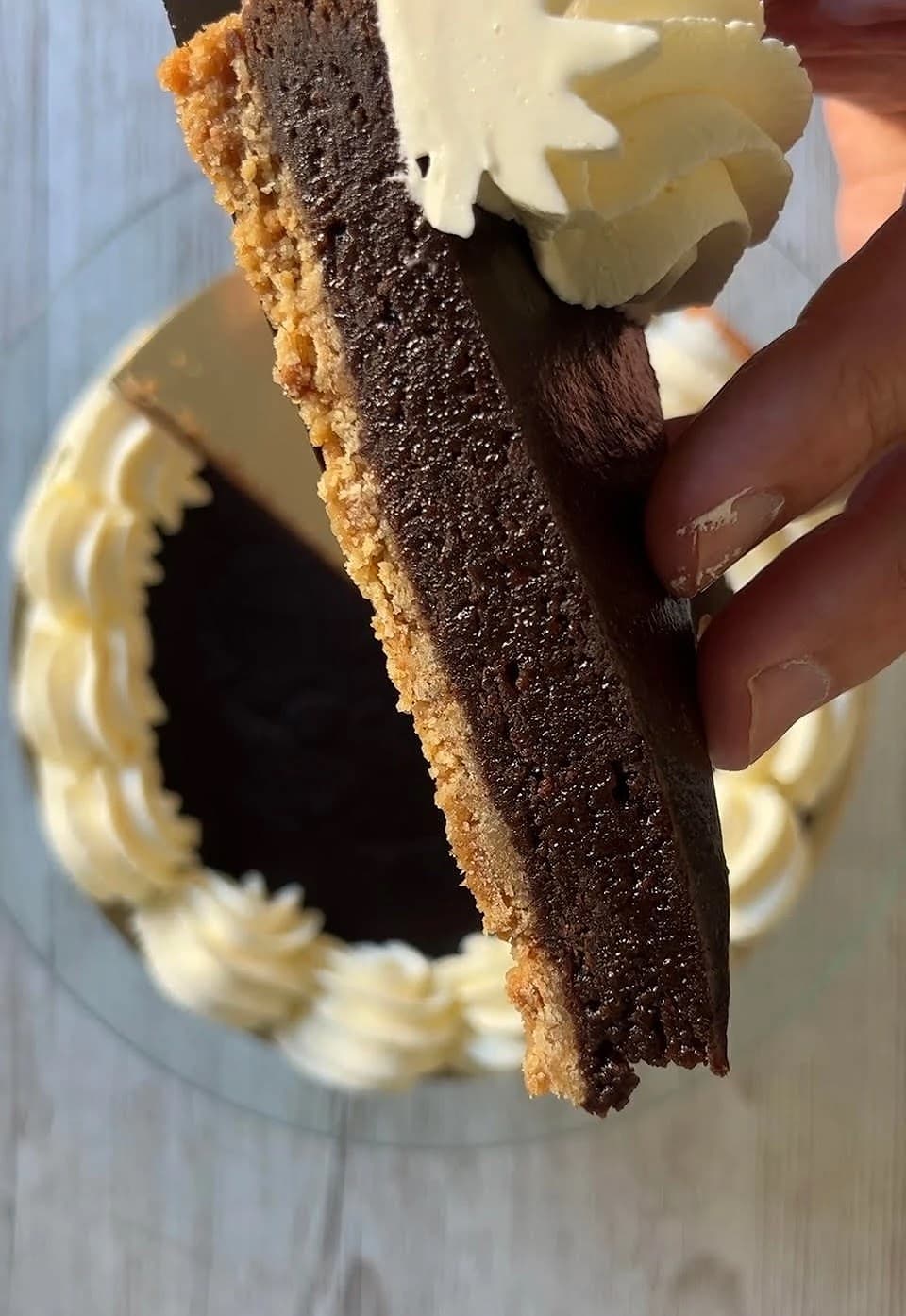 Kladdkaka på digestivebotten med vispgrädde