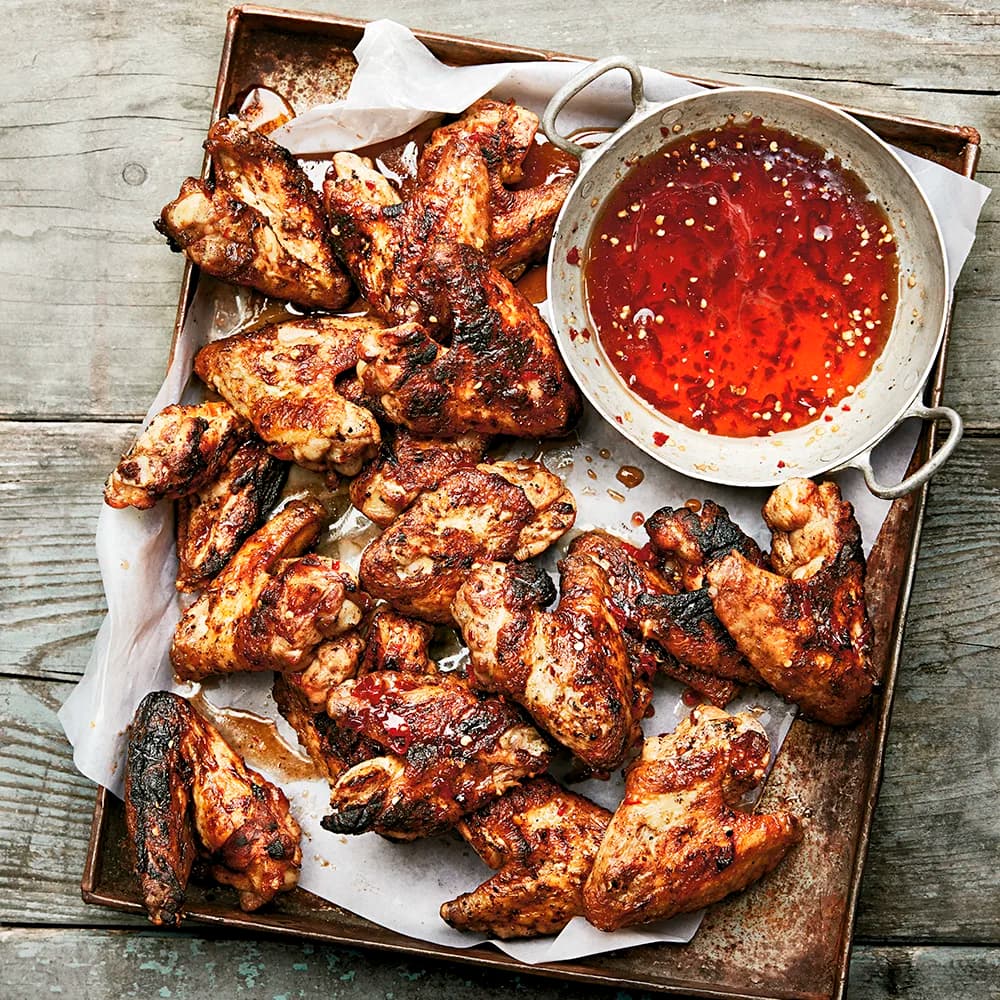 Kycklingvingar med het honungs- och chilidippsås