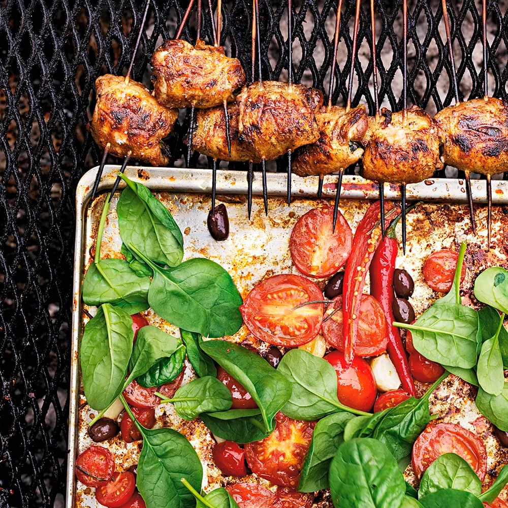 Örtfyllda rullader med ljummen tomat- och spenatsallad