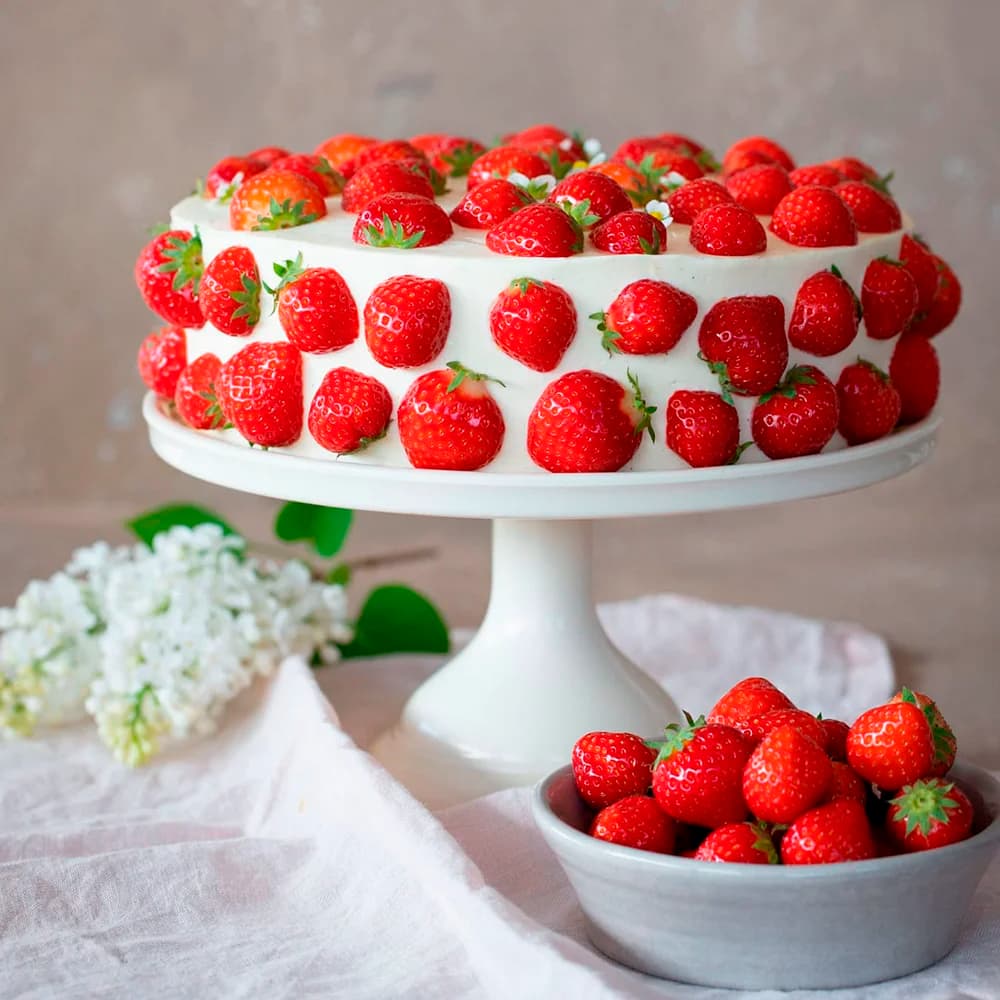 Jordgubbstårta med vispad citronpannacotta