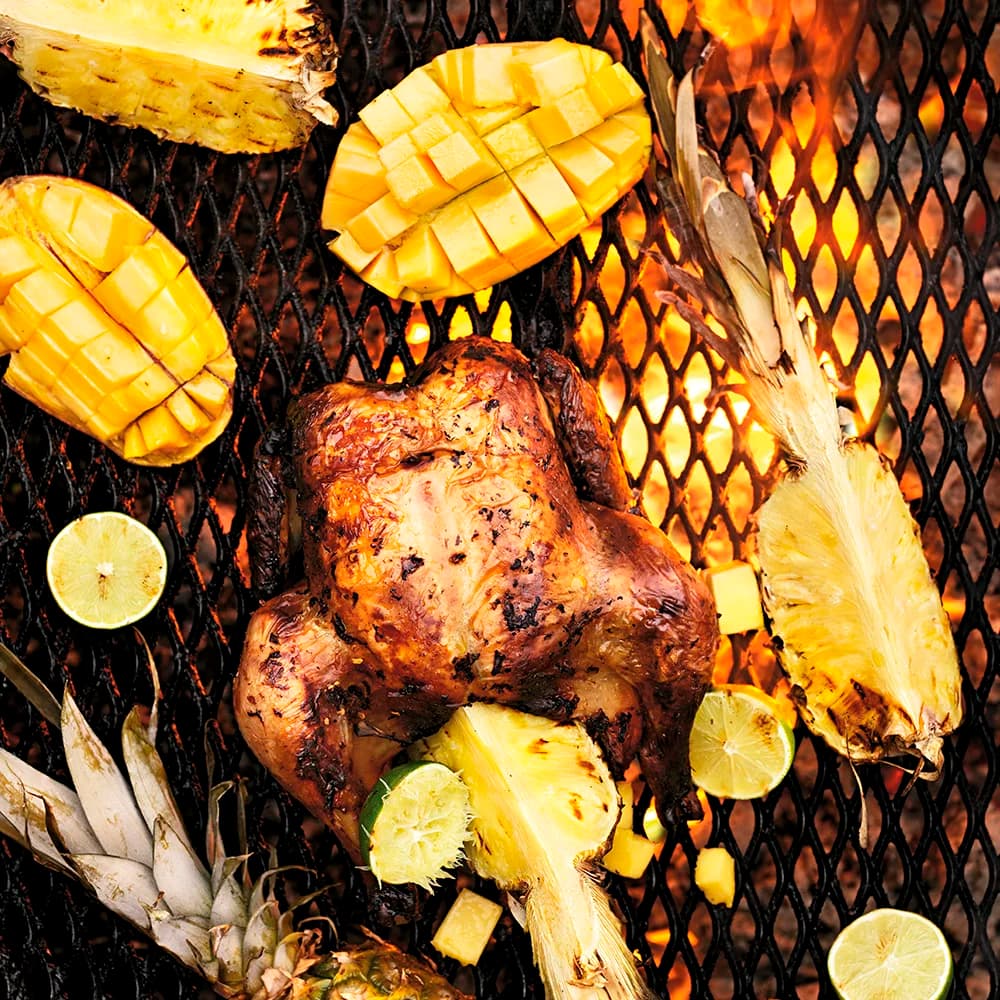 Helgrillad kyckling med syrlig mango och ananas
