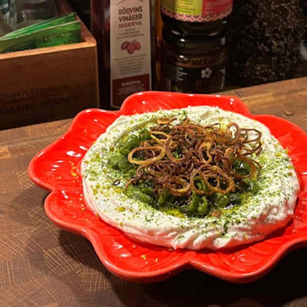 Vispad ricotta toppad med krispig schalottenlök och marinerade oliver i oregano och apelsin