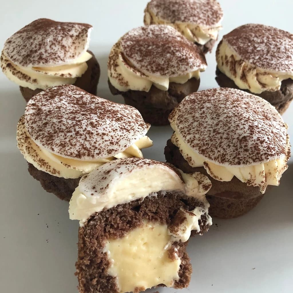 Muffinsbakelser med marsipanhatt