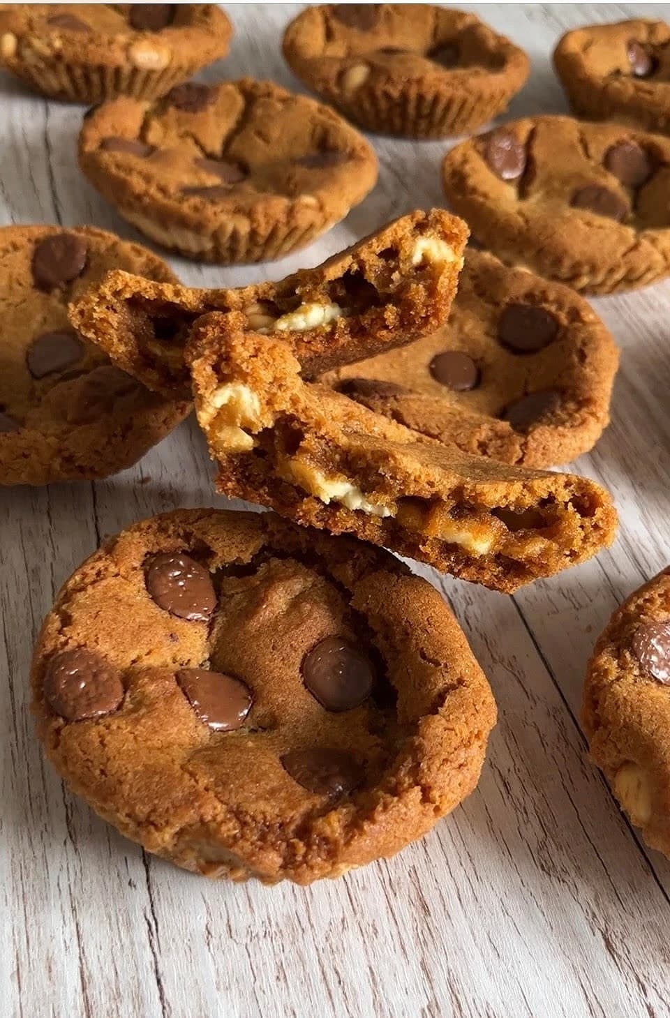 Cookiecups med vit choklad och hasselnötter