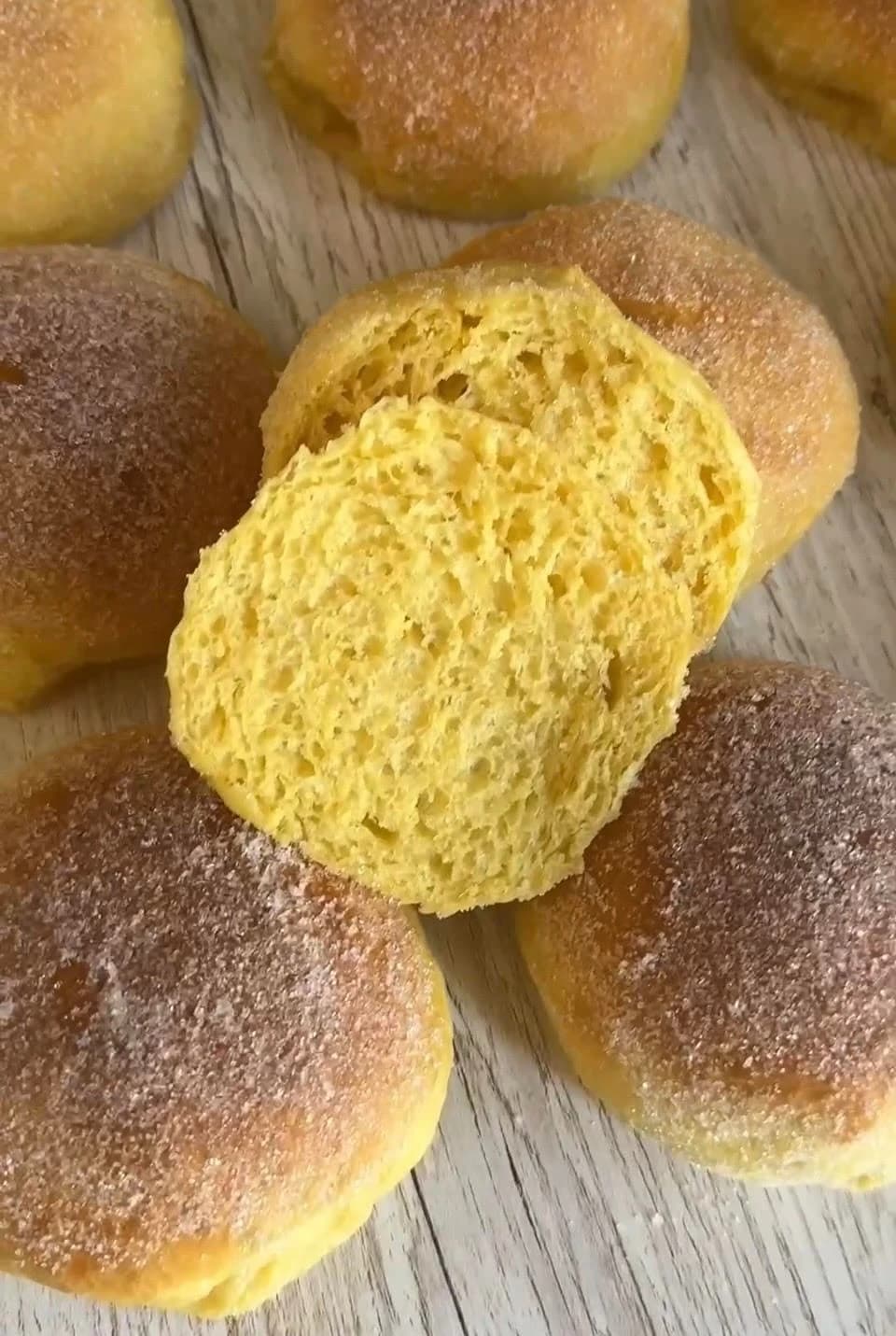 Karlsbaderbullar med brynt smör och strösocker