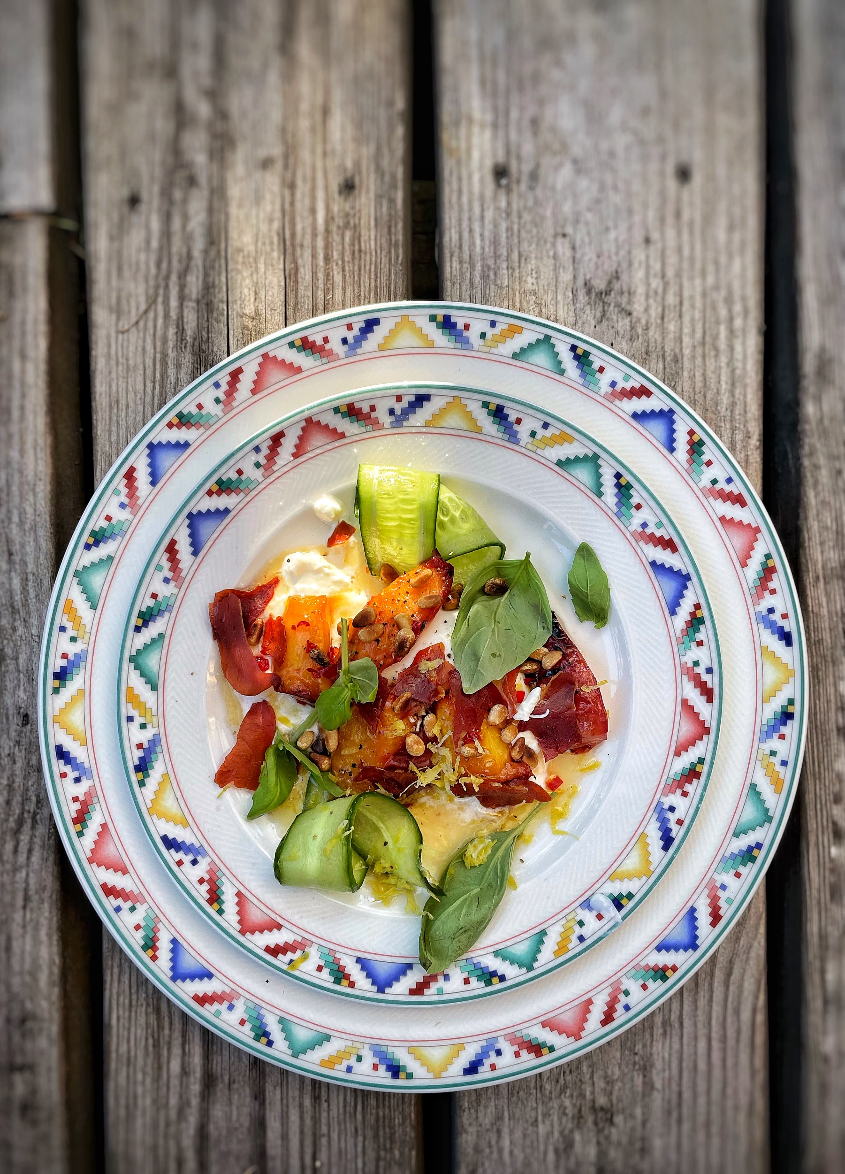 Burrata med grillade persikor och chilismörhonung
