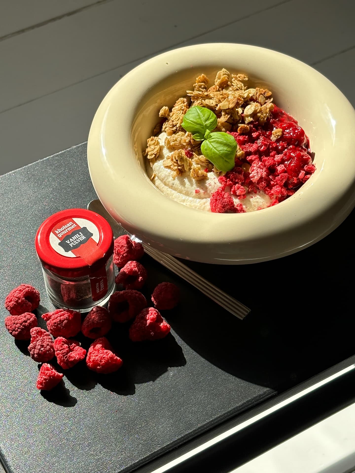 Vaniljmannafrutti med hallonkompott och vaniljcrunch