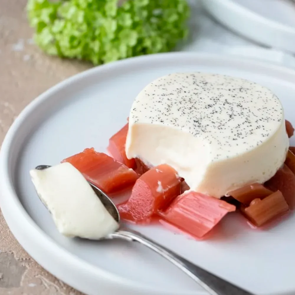 Pocherad rabarber med vaniljpannacotta