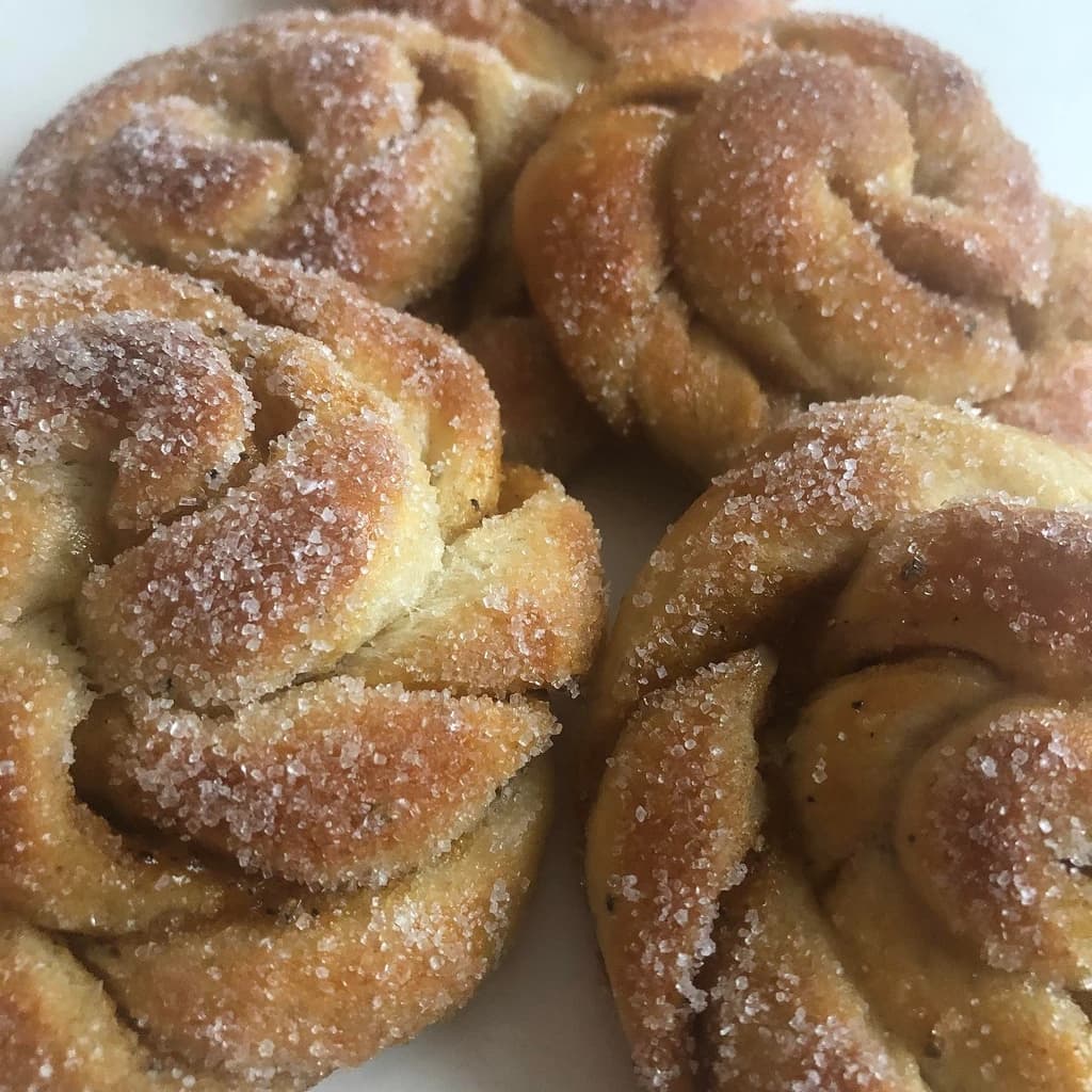 Kardemummasnurror med smör och socker