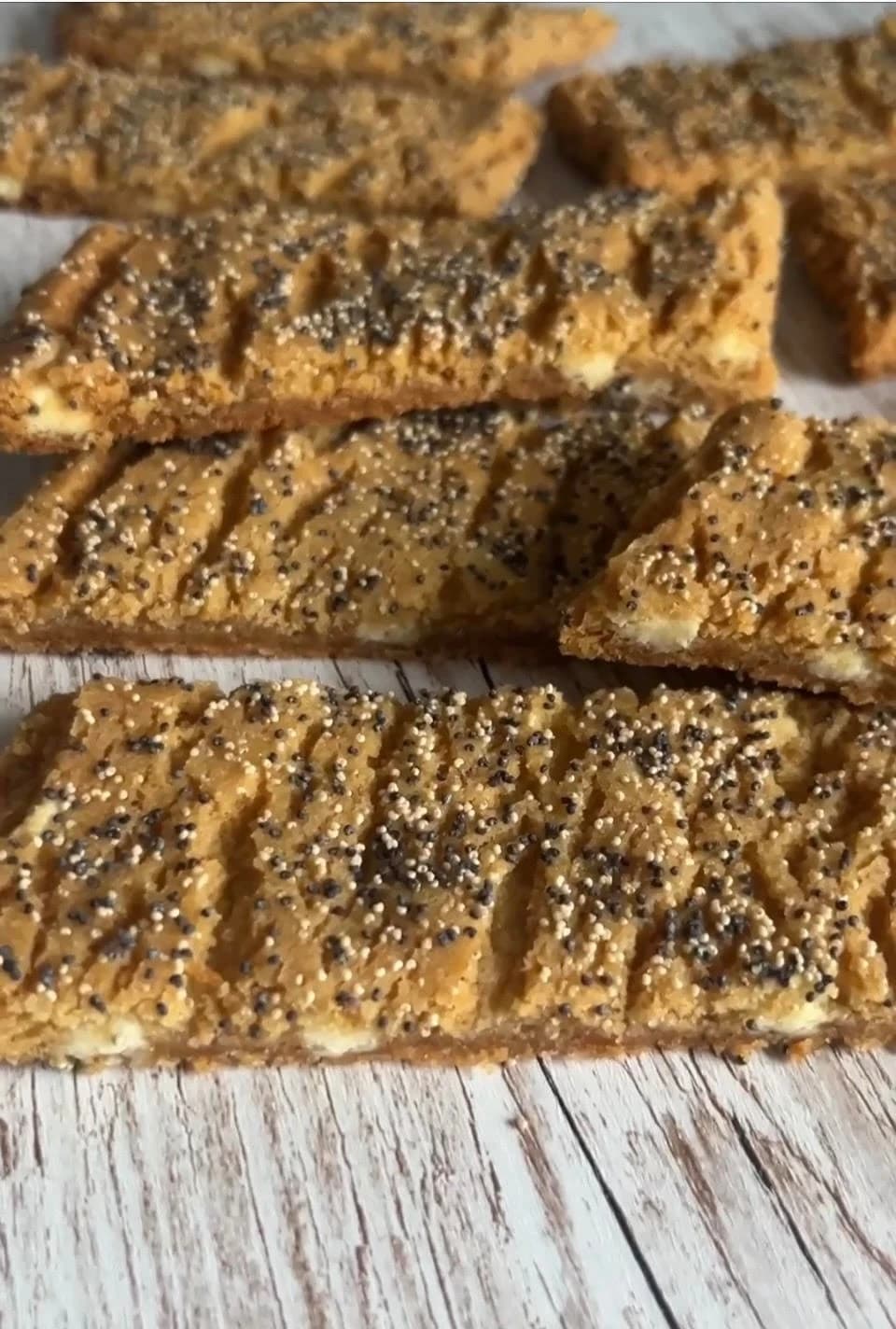 Kolasnittar med vit choklad och vallmo