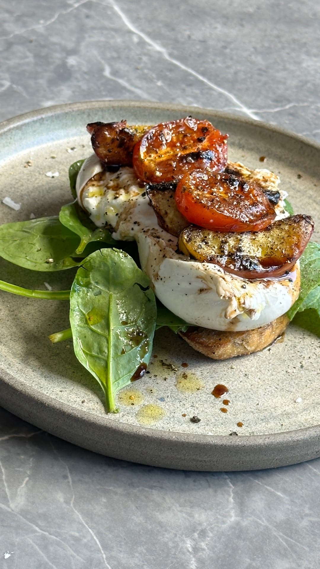 Grillat surdegsbröd med burrata, persika och tomater