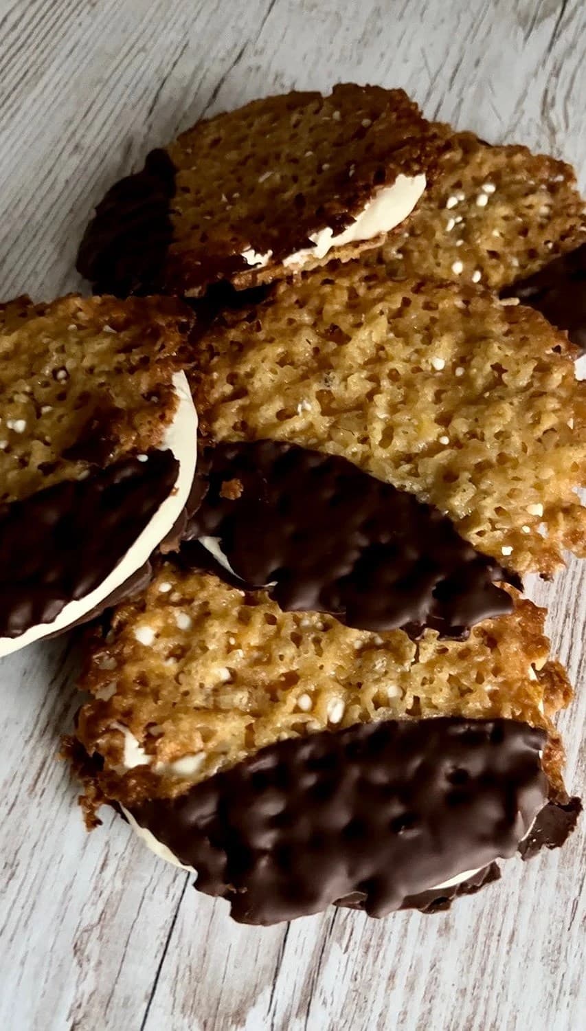 Havreflarn med vit chokladgrädde