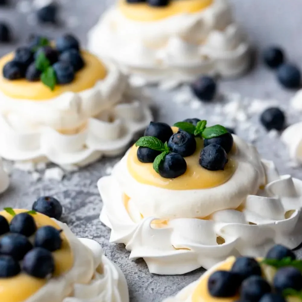 Pavlovanäste med limecurd och blåbär