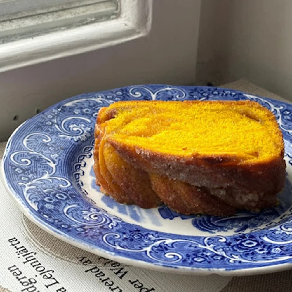 Nattjäst karamelliserad saffrans babka med vanilj