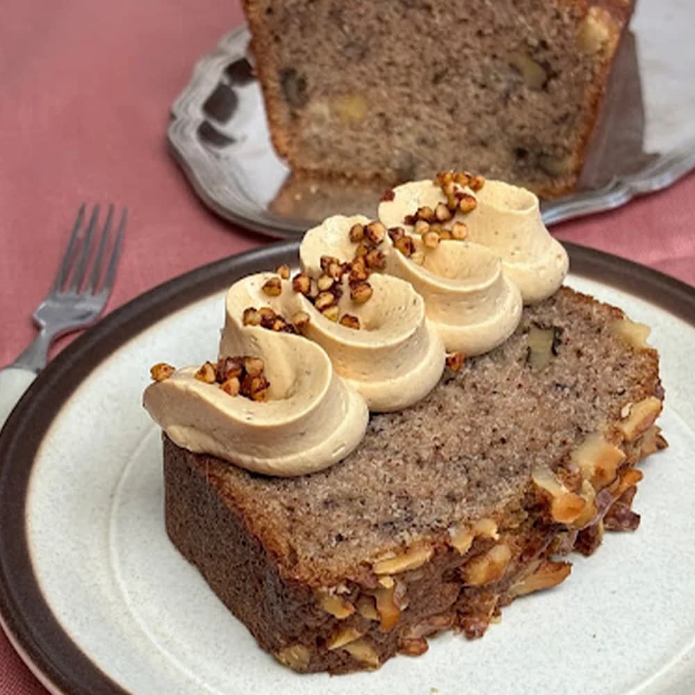 Banankaka med vispad dulce de leche mascarpone