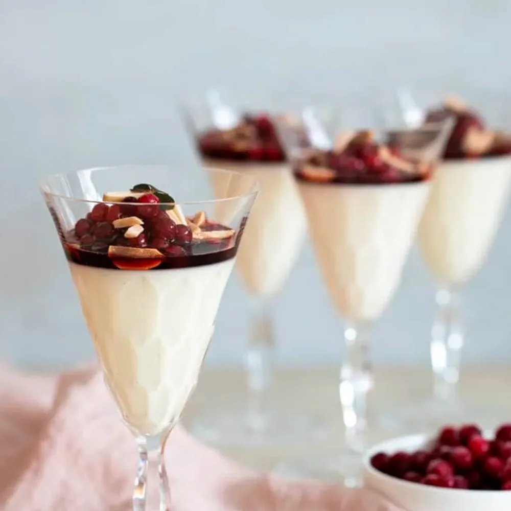 Filmjölkspannacotta med glöggmarinerade lingon