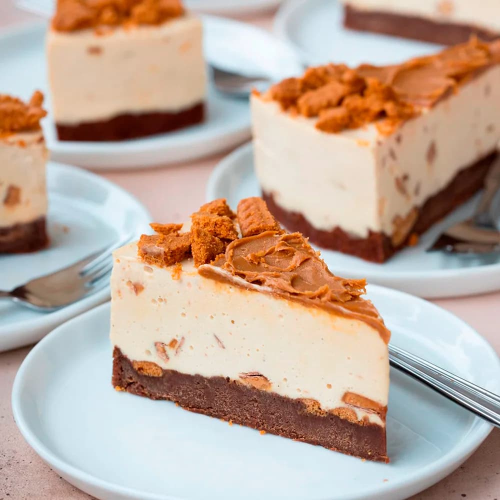 Fryst cheesecake på brownie med lotus och daim