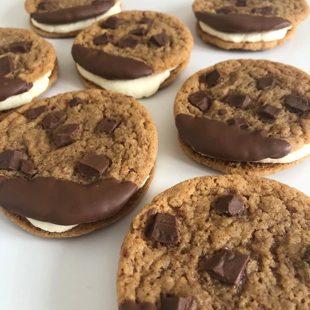 Halfbaked cookies med vitchokladgrädde