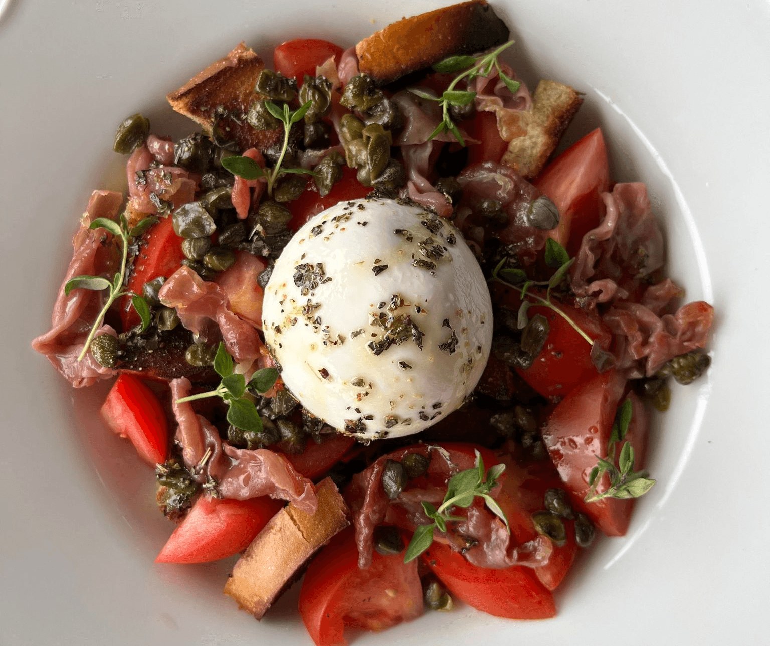 Burrata sallad med prosciutto och krutonger