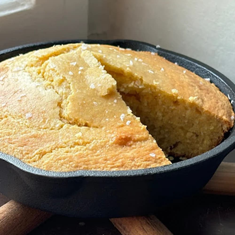Cornbread i gjutjärnspanna med honungssmör