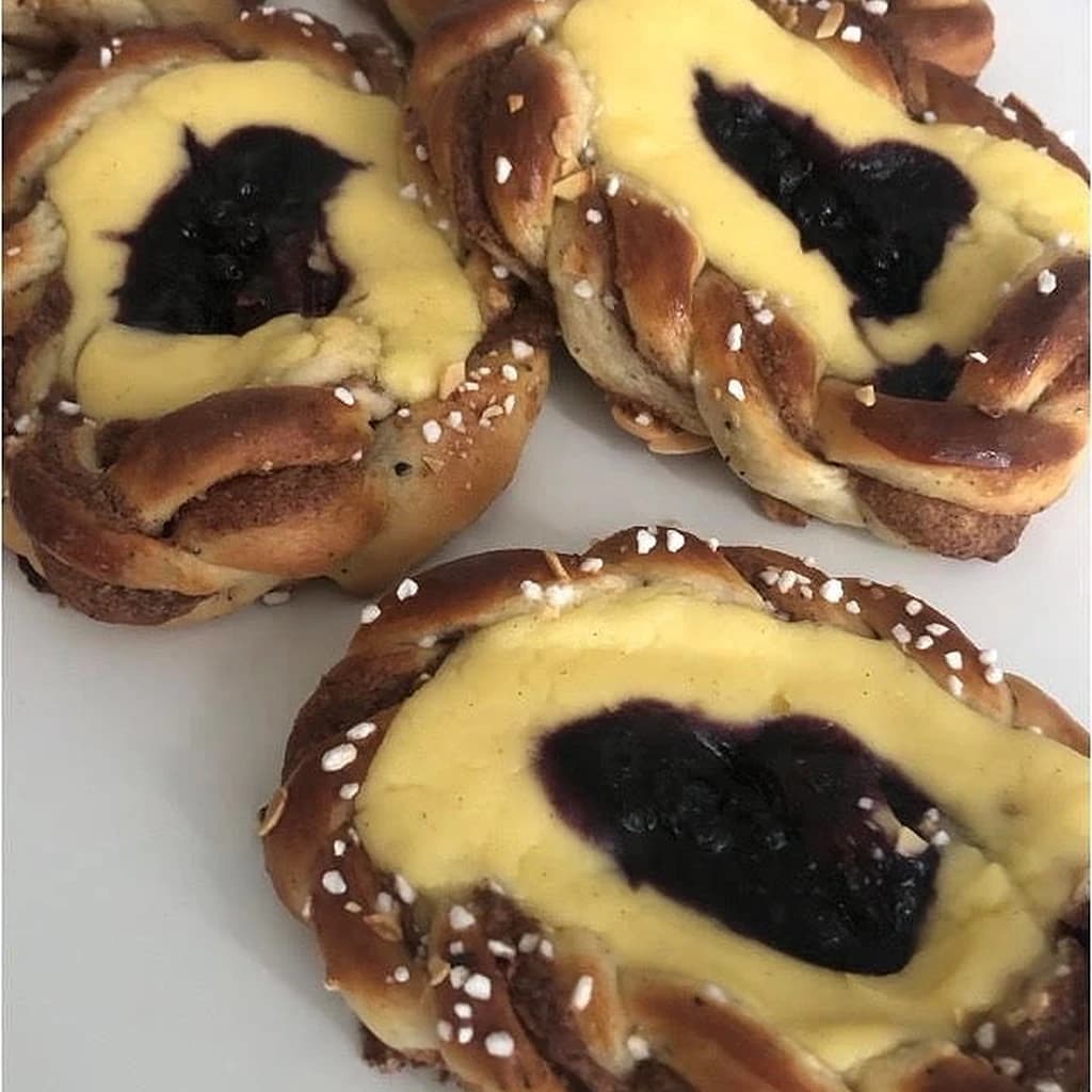 Kanelbullar med vaniljkräm och blåbärssylt