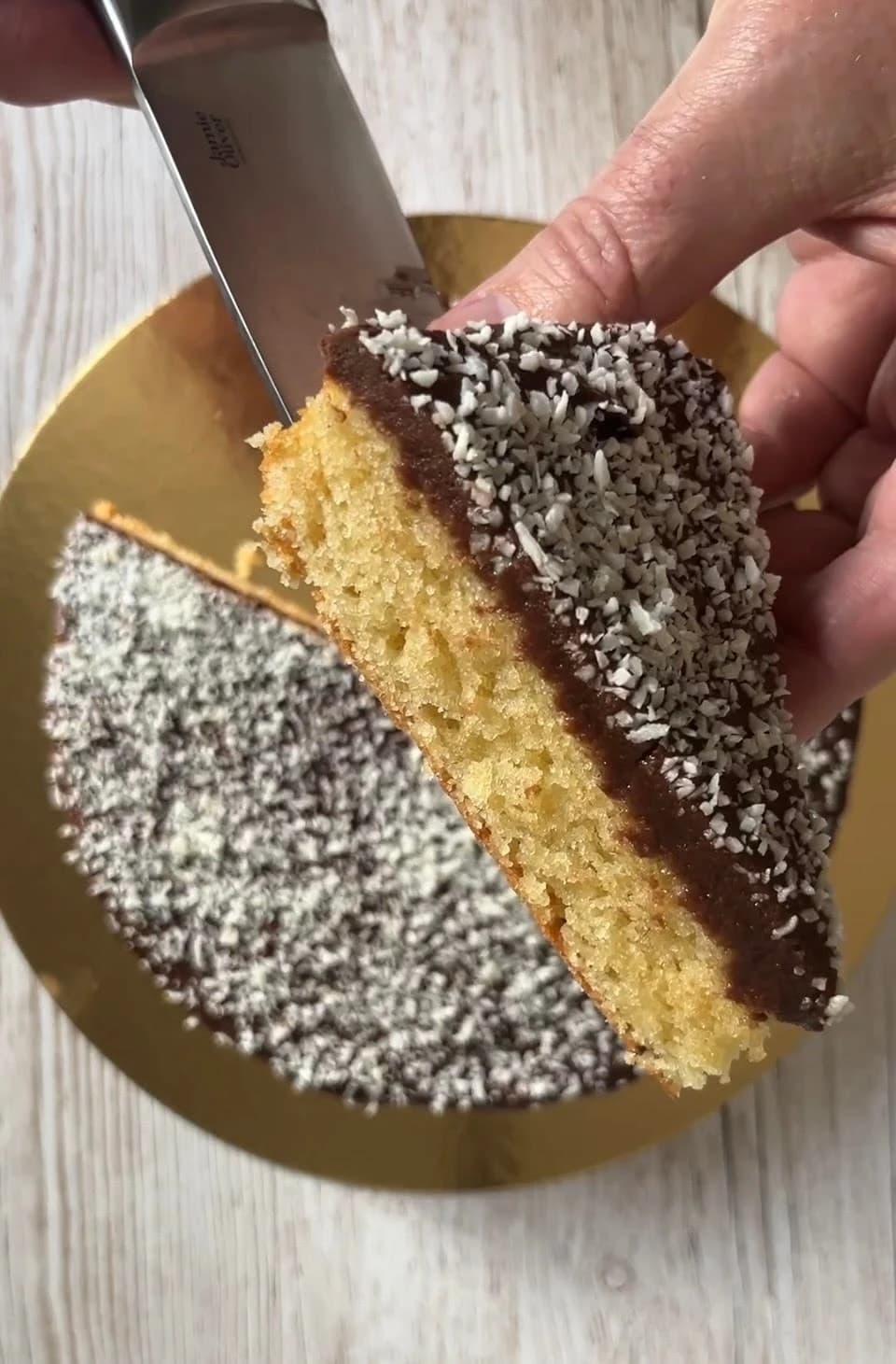 Mandelkaka med kärlekstopping