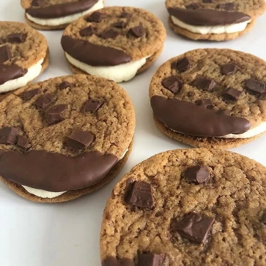 Halfbaked cookies med vit chokladgrädde