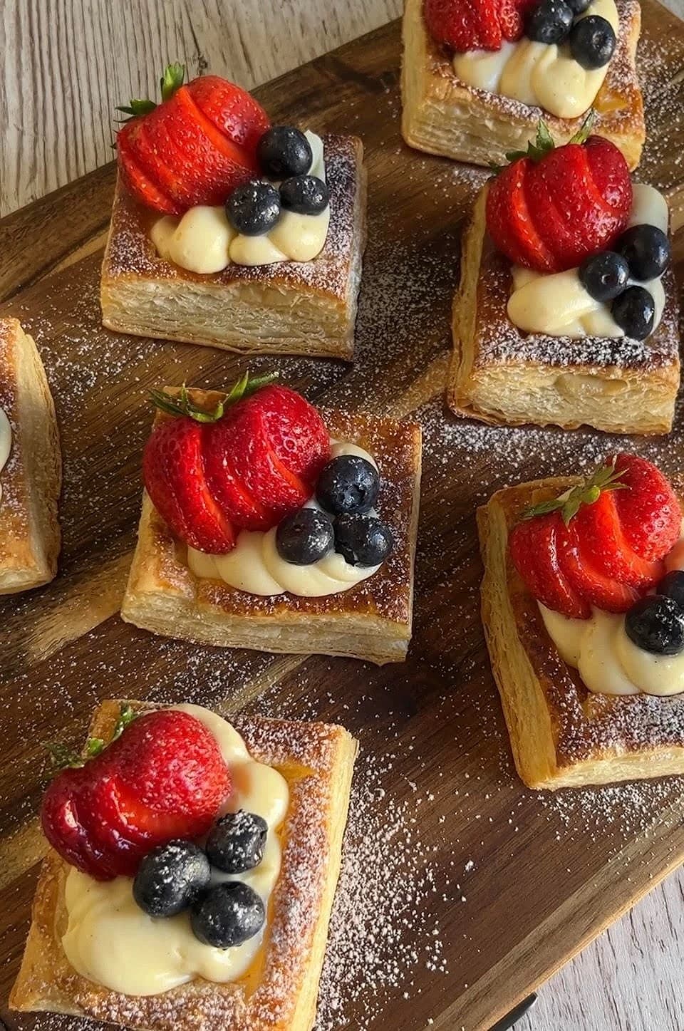 Frasiga bakelser med vaniljkräm och bär
