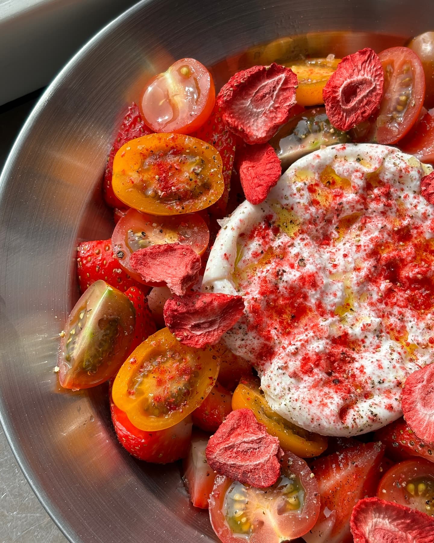 Vaniljmarinerade jordgubbar med burrata
