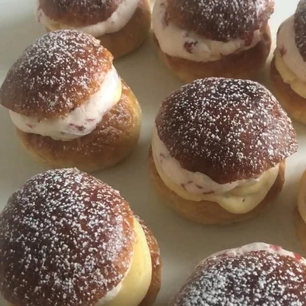 Jordgubbsemlor med mascarponegrädde