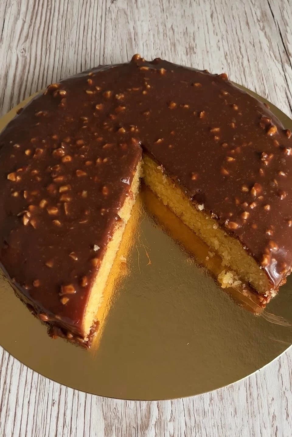Mandelkaka med ett täcke av schwiezernöt