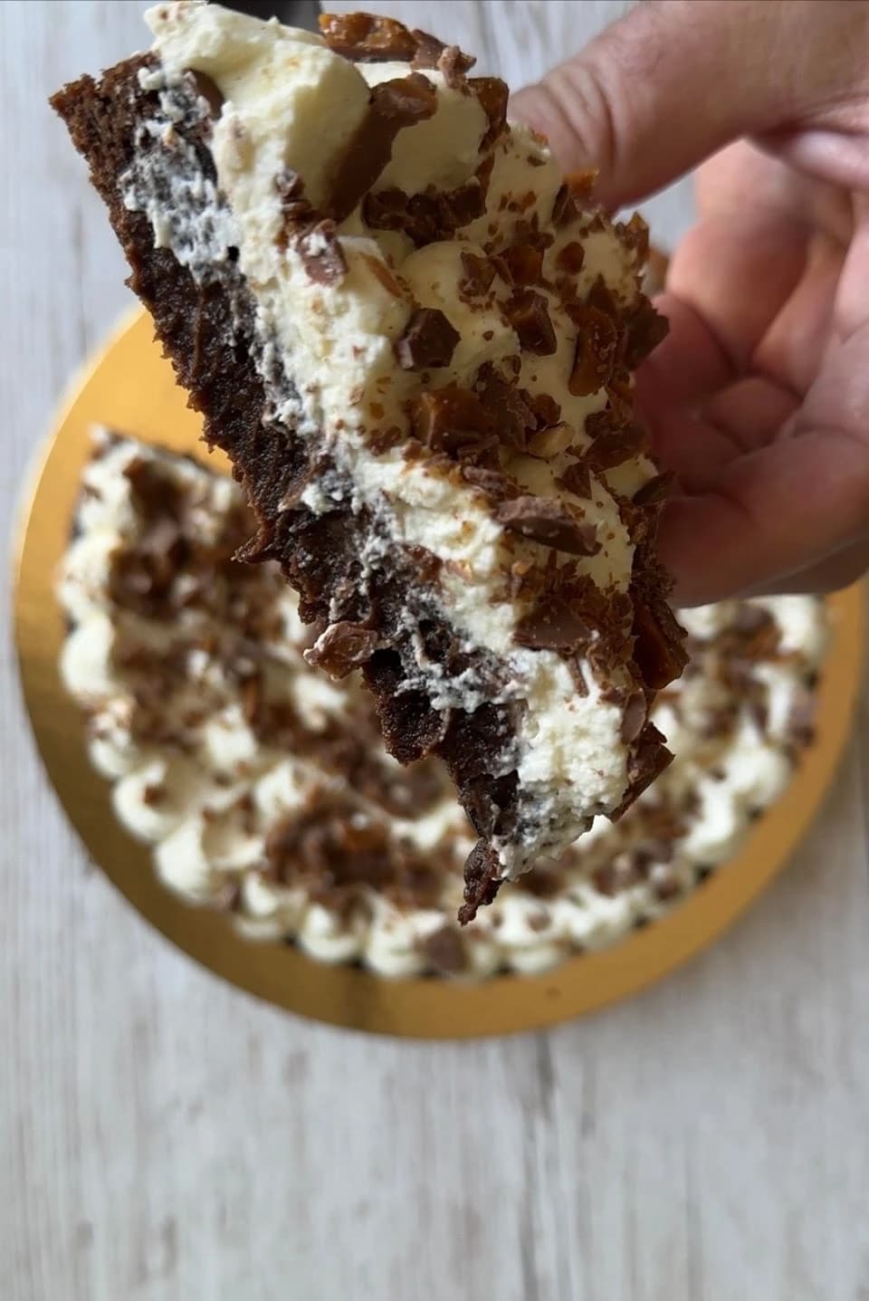 Kladdkaka med mascarponekräm och dajmkross