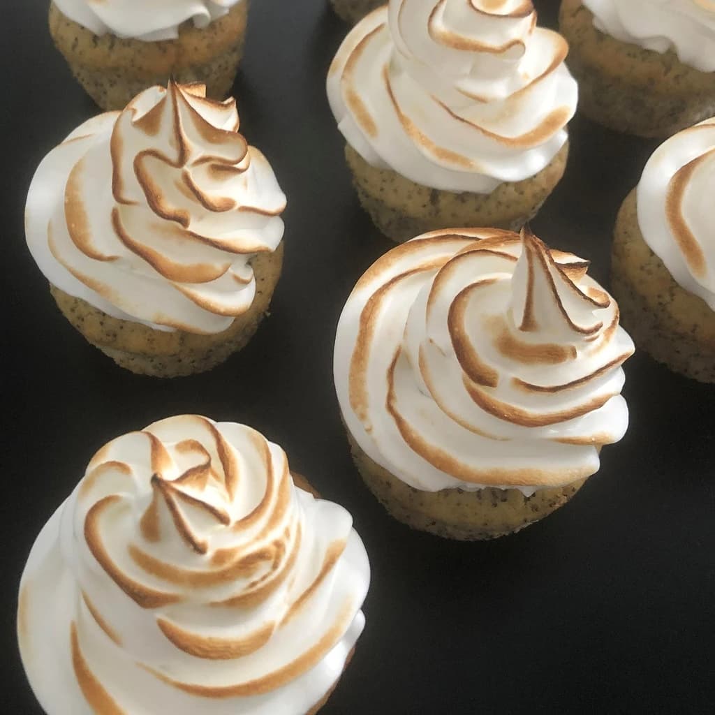 Citron och vallmomuffins med vaniljkräm och maräng