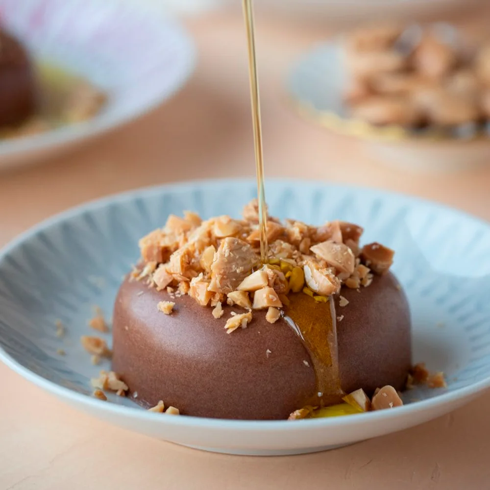 Chokladmousse med olivolja och salta mandlar