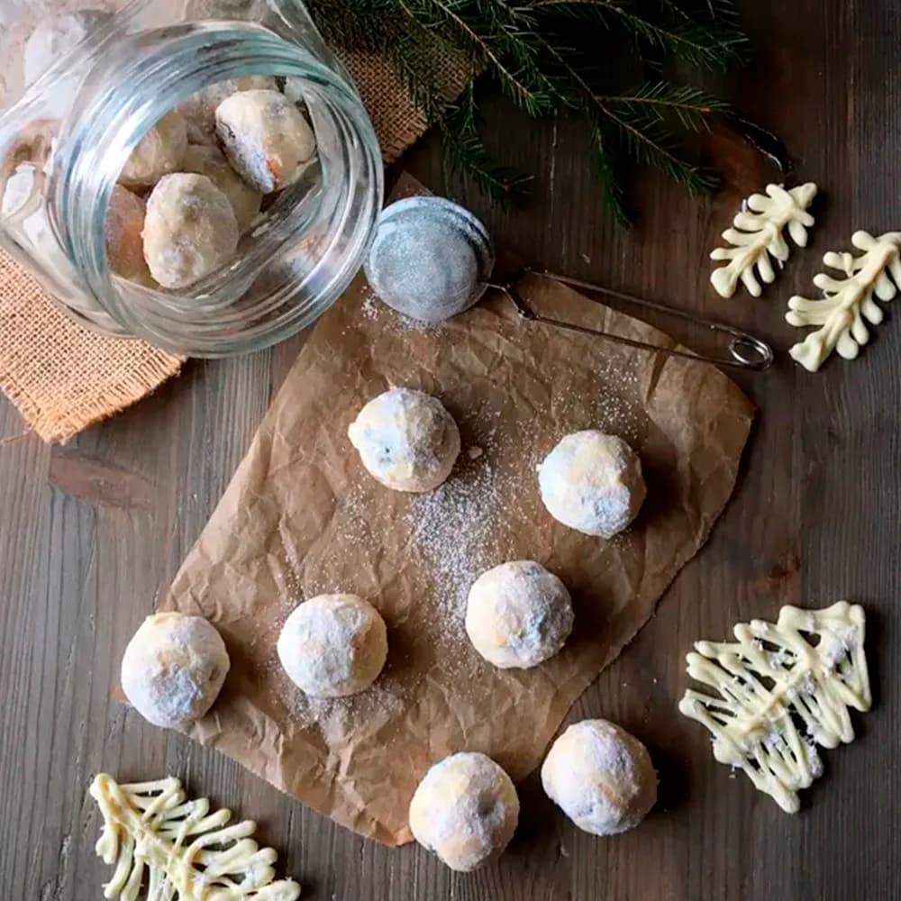 Spröda snöbollskakor med chokladlinser