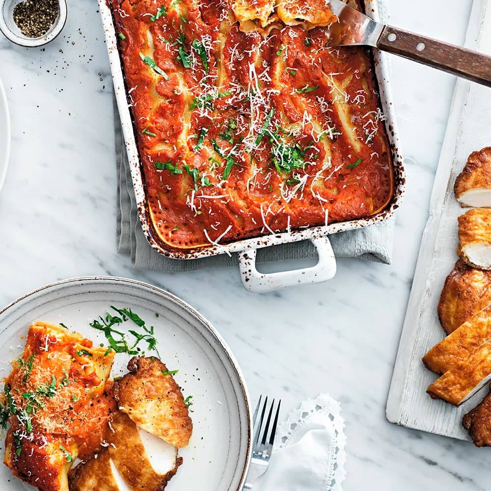 Spenat- och ricottafylld cannelloni med tomatsås och parmesanpanerad kyckling