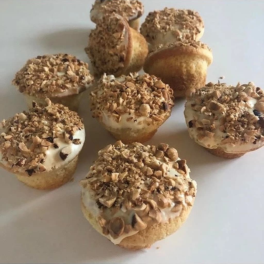 Cupcakes med vit choklad och hasselnötter