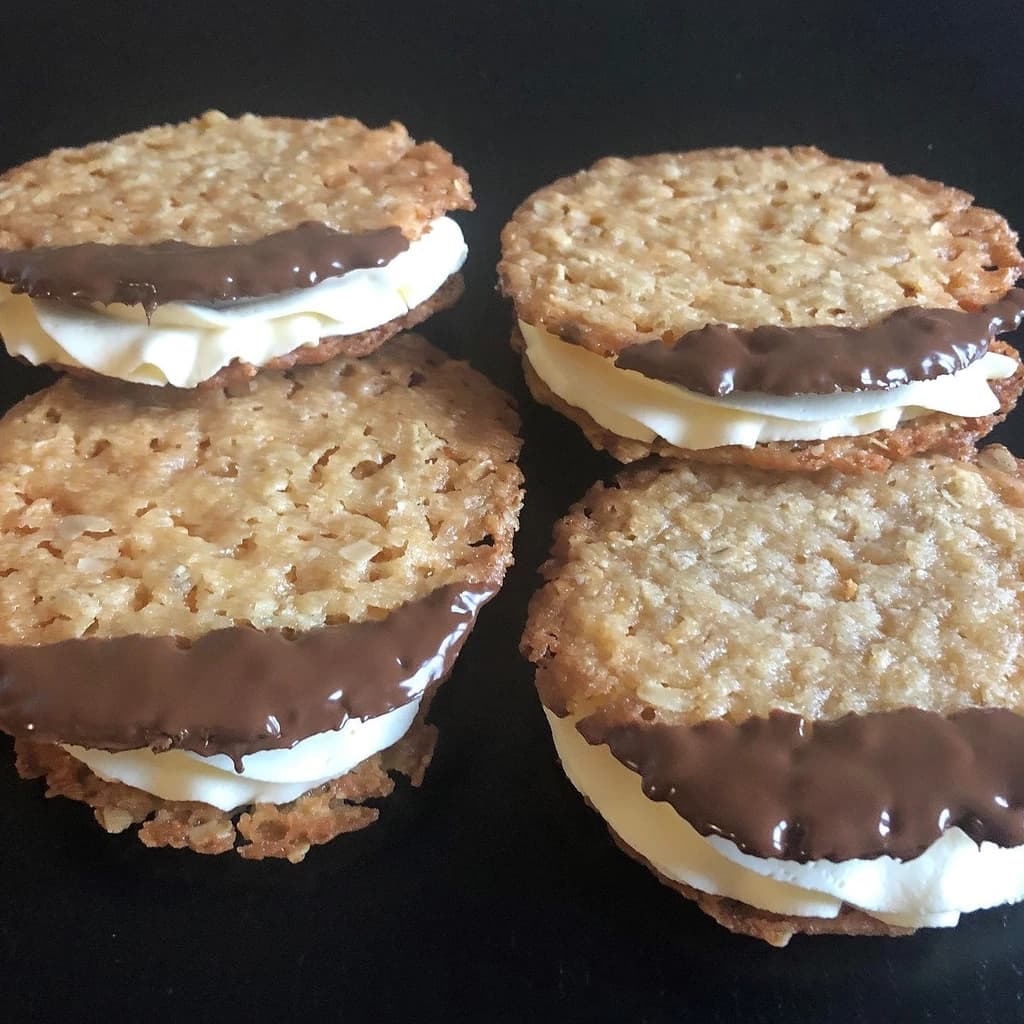 Havrejojo med vit chokladgrädde